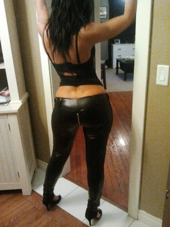 Wiffe posing in hot leather pants | Amateur Home Porn