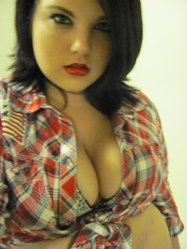 Chubby Huge Tits Cleavage - Chubby and Busty (Busty girl selfshot cleavage) | Amateur Home Porn