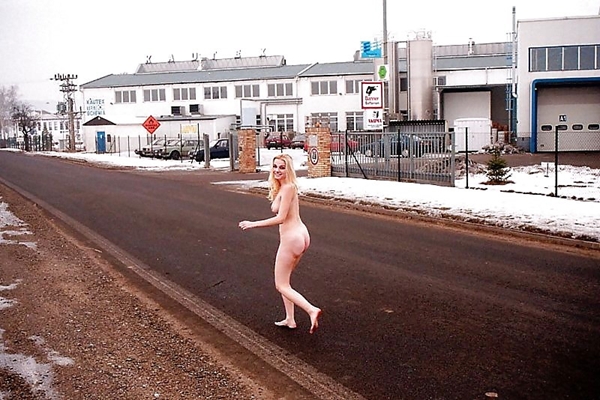 Naked on Public - Sexy Babe Outdoor; Amateur Public 