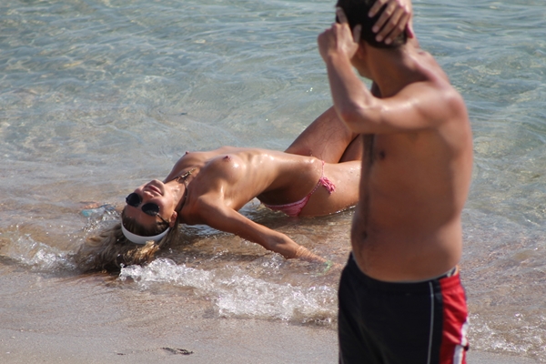 Pussy on Beach - Woman Caught Having Sex On Beach; Amateur Beach 